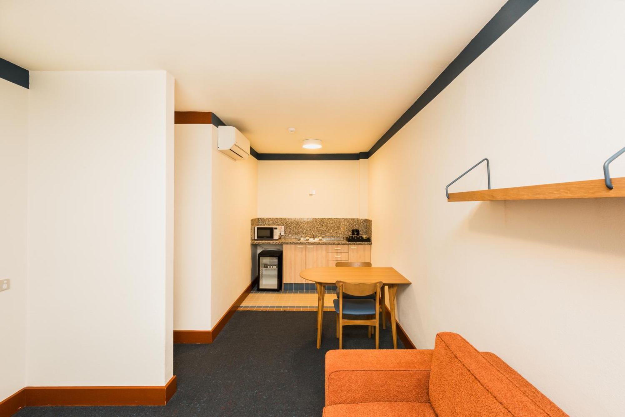 Statesman Hotel Canberra Room photo